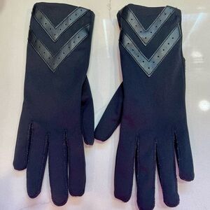 Women’s Black Isotoner Chevron Gloves